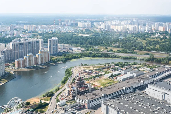 Helikopterden şehir manzarası. Ana yolun görüntüsü