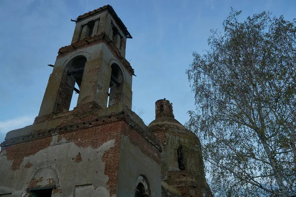 被抛弃的东正教教堂的废墟 — 图库照片