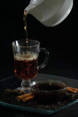 Şenlikli sıcak çay, yıldız anason ve tarçınlı altın bal