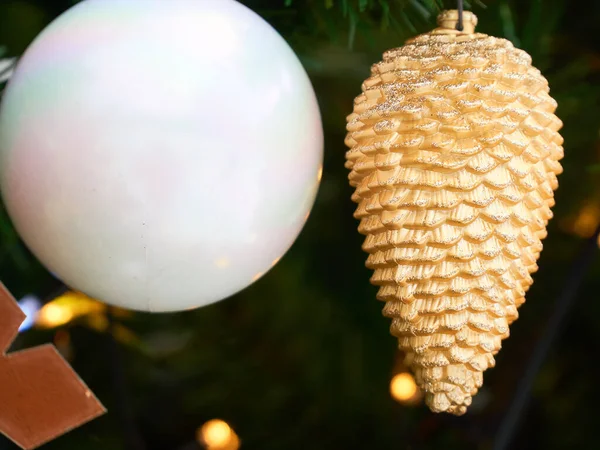 Bola Branca Uma Árvore Natal Parque — Fotografia de Stock