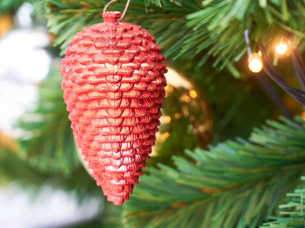 Kerucut Merah Pada Pohon Natal Taman — Stok Foto