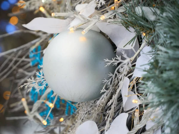 Bola Blanca Árbol Navidad Parque —  Fotos de Stock