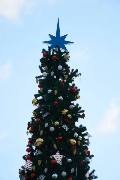 Una Estrella Azul Parte Superior Árbol Navidad —  Fotos de Stock