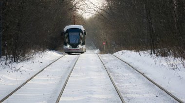 Moskova 'daki Sokolniki kış parkında beyaz tramvay