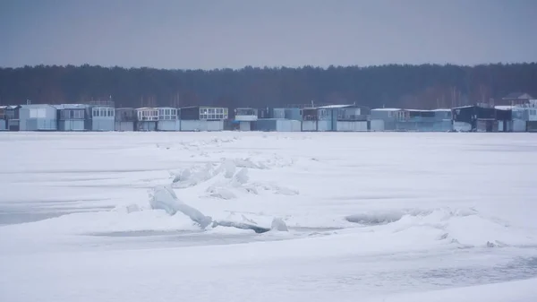 冬季在冻结的Voronezh水库河岸上的一个渔村的房子 — 图库照片