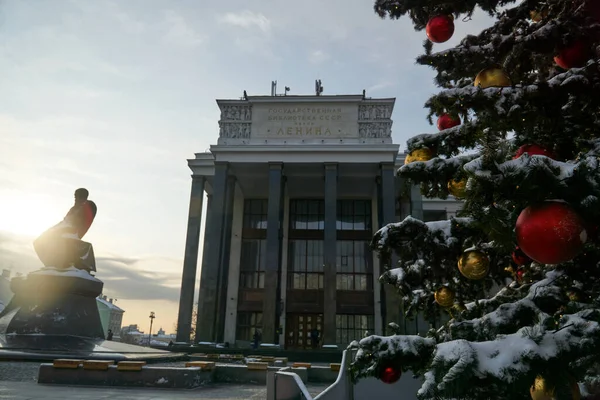 Різдвяне Дерево Перед Ленінською Бібліотекою Взимку Москві — стокове фото