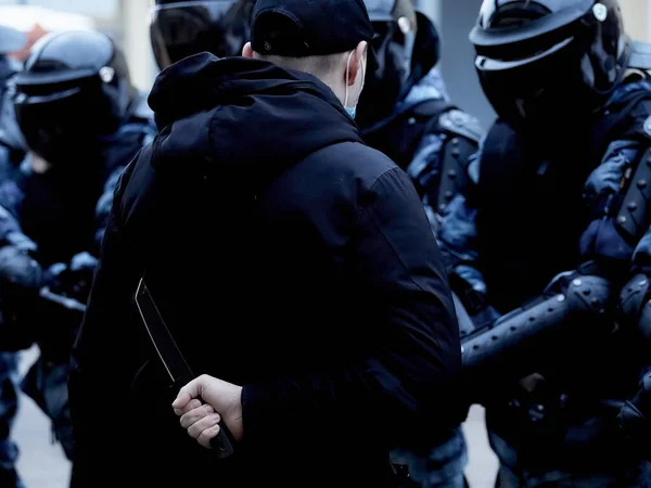 Διαδηλωτής Επιτίθεται Στρατιώτη Της Εθνοφρουράς Μαχαίρι — Φωτογραφία Αρχείου