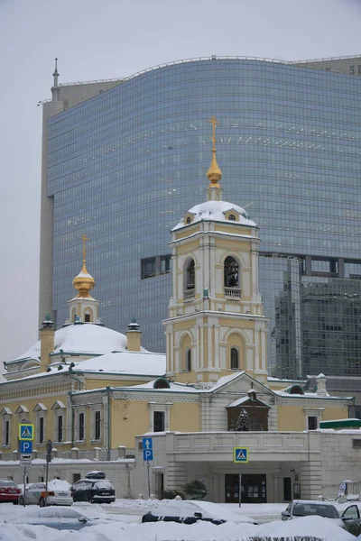 Церква Преображення Господнього Тлі Скляного Ділового Центру Москві — стокове фото