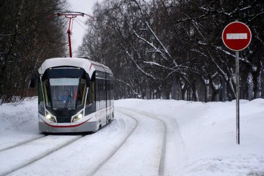 Moskova Sokolniki parkında kışın tramvay