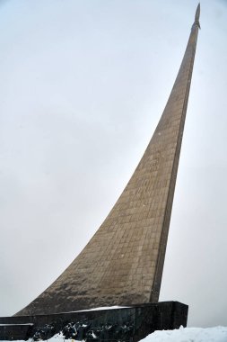 Moskova 'daki Uzayın Fatihleri Anıtı' nın üzerine kar yağışı