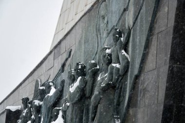 Moskova 'daki Uzayın Fatihleri Anıtı' nın üzerine kar yağışı