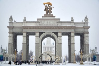 Moskova 'da VDNKh' nin girişine kar yağışı