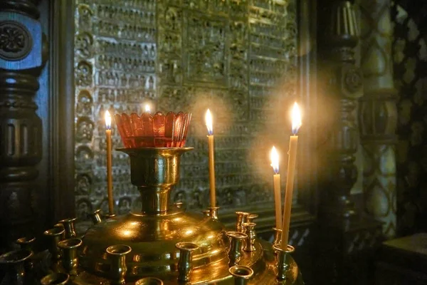 Kaarsen Kerk Voor Oude Orthodoxe Iconen — Stockfoto
