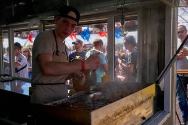 Moskova, Rusya - 05.16.2021: Mad Buckets takımından Amerikan retro arabalarının geleneksel kalkış yarışları RDRC Racepark Bykovo 'da gerçekleşti.