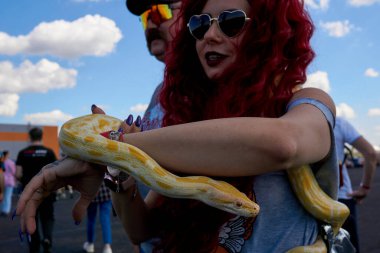 Moskova, Rusya - 05.16.2021: Mad Buckets takımından Amerikan retro arabalarının geleneksel kalkış yarışları RDRC Racepark Bykovo 'da gerçekleşti.