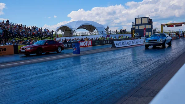 モスクワ ロシア 2021 RdrcレースパークBykovoで行われたマッドバケッツチームからアメリカのレトロな車の毎年恒例のドラッグレース — ストック写真
