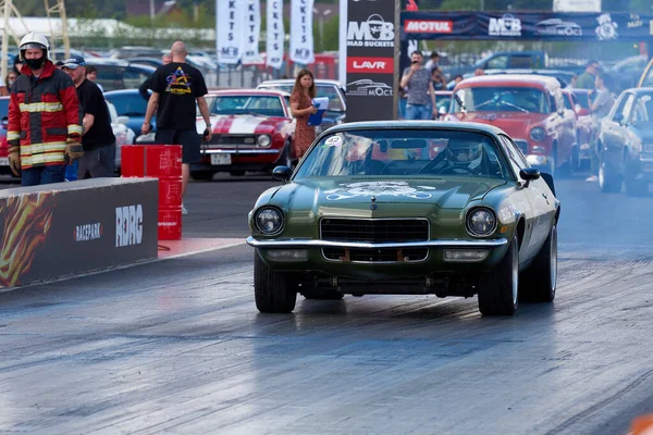 Moskova, Rusya - 05.16.2021: Mad Buckets takımından Amerikan retro arabalarının geleneksel kalkış yarışları RDRC Racepark Bykovo 'da gerçekleşti.