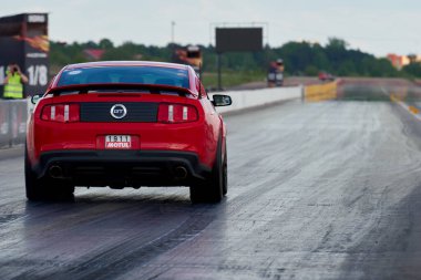 Moskova, Rusya - 05.16.2021: Mad Buckets takımından Amerikan retro arabalarının geleneksel kalkış yarışları RDRC Racepark Bykovo 'da gerçekleşti.