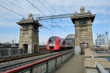 Moskva Nehri 'nden geçen elektrikli tren için taş köprü.