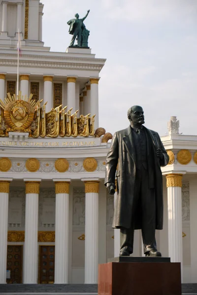 Monument Över Världsproletariatets Ledare Vladimir Iljitj Lenin Vdnkh — Stockfoto