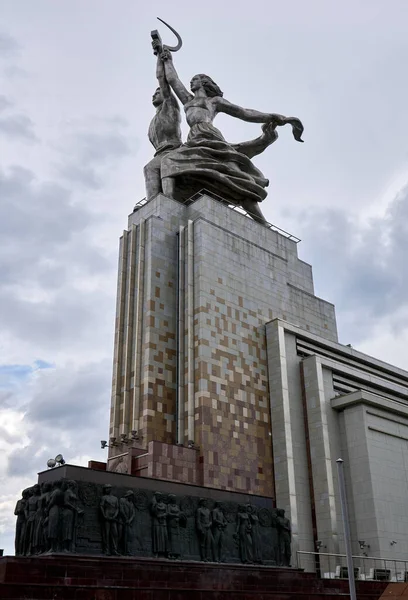 記念碑労働者と農民女性 モスクワのVdnkh — ストック写真