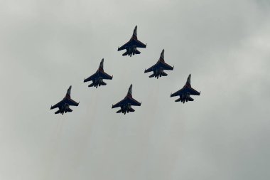 Zhukovsky, Moskova bölgesi, Rusya - 24,07.2021: MAKS 'te akrobatik takımların performansı 