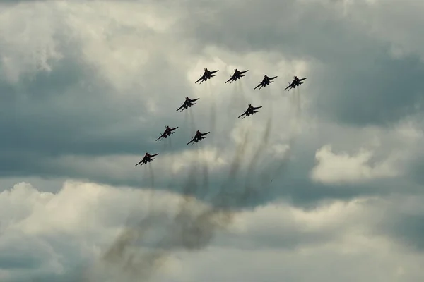 Zhukovsky, Moskova bölgesi, Rusya - 24,07.2021: MAKS 'te akrobatik takımların performansı