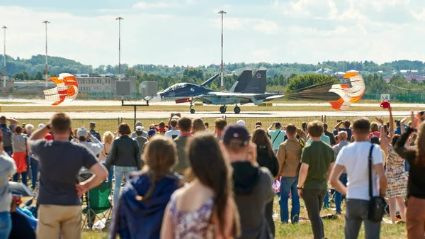 Zhukovsky, Moskova bölgesi, Rusya - 24,07.2021: MAKS 'te akrobatik takımların performansı 