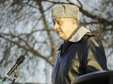 Moskova, Rusya - 22.02.2018: Anavatan Günü 'nün arifesinde Sırp Milli Muhafız Generali Igor Golloyev, bölge idaresi topraklarında kolluk kuvvetlerinin gazileriyle bir toplantı yaptı.