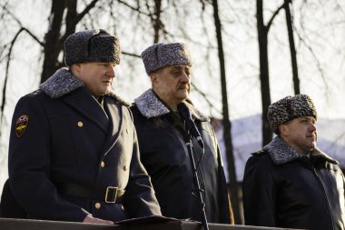 Moskova, Rusya - 22.02.2018: Anavatan Günü 'nün arifesinde Sırp Milli Muhafız Generali Igor Golloyev, bölge idaresi topraklarında kolluk kuvvetlerinin gazileriyle bir toplantı yaptı.