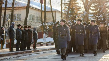 Moskova, Rusya - 22.02.2018: Anavatan Günü 'nün arifesinde Sırp Milli Muhafız Generali Igor Golloyev, bölge idaresi topraklarında kolluk kuvvetlerinin gazileriyle bir toplantı yaptı.
