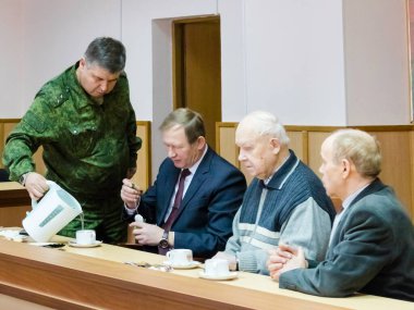 Moskova, Rusya - 22.02.2018: Anavatan Günü 'nün arifesinde Sırp Milli Muhafız Generali Igor Golloyev, bölge idaresi topraklarında kolluk kuvvetlerinin gazileriyle bir toplantı yaptı.