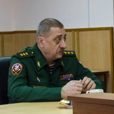 Moskova, Rusya - 22.02.2018: Anavatan Günü 'nün arifesinde Sırp Milli Muhafız Generali Igor Golloyev, bölge idaresi topraklarında kolluk kuvvetlerinin gazileriyle bir toplantı yaptı.