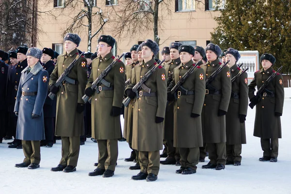 モスクワ ロシア 2018 祖国の日の防衛の前夜にロシア国家警備隊将軍イゴール ゴロヨフの司令官は 地方行政の領土に法執行部隊の退役軍人との会合を開催しました — ストック写真