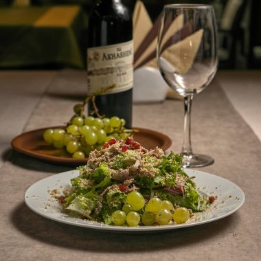 Rendelenmiş peynir, marul ve domatesli Gürcü salatası.