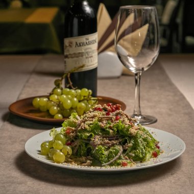 Rendelenmiş peynir, marul ve domatesli Gürcü salatası.