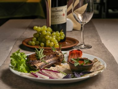 Baharatlı, soslu ve otlu biftek.