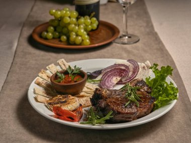 Baharatlı, soslu ve otlu biftek.