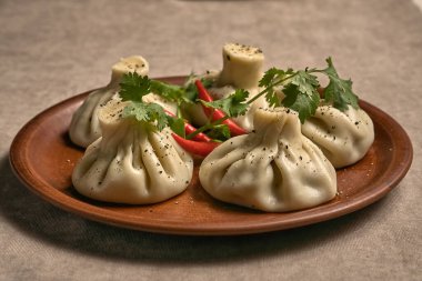 Baharatlı ve otlu Khinkali.