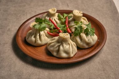 Baharatlı ve otlu Khinkali.