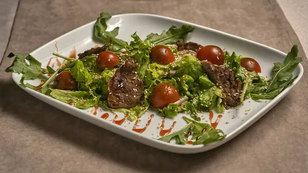 Stekt Kött Med Tomater Och Sallad — Stockfoto