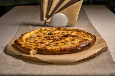 Ahşap tepside kapalı pizza.