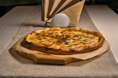 Ahşap tepside kapalı pizza.