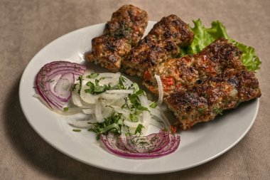 Biftek, soğanlı ve şifalı kebap.