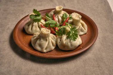 Baharatlı ve otlu Khinkali.