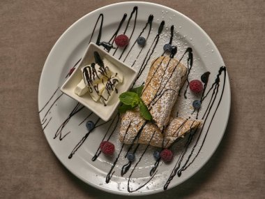 Dondurmalı vişneli turta.