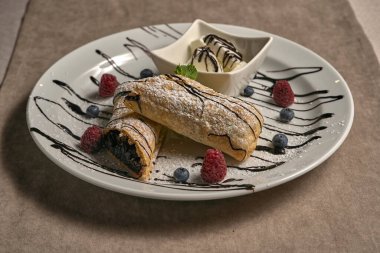 Dondurmalı vişneli turta.