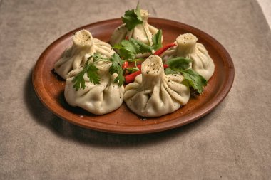 Baharatlı ve otlu Khinkali.