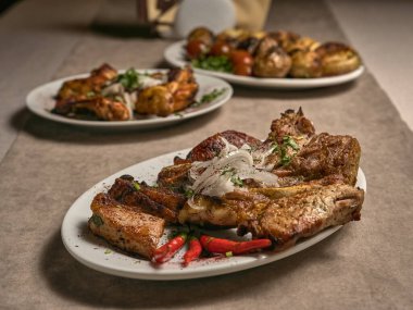 Baharatlı ve sebzeli pirzola.