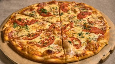 Ahşap tepside kırmızı domatesli lanet pizza.